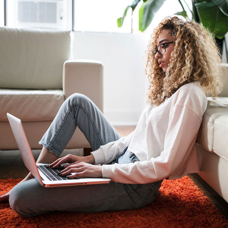 Visitor of dottely while browsing the website